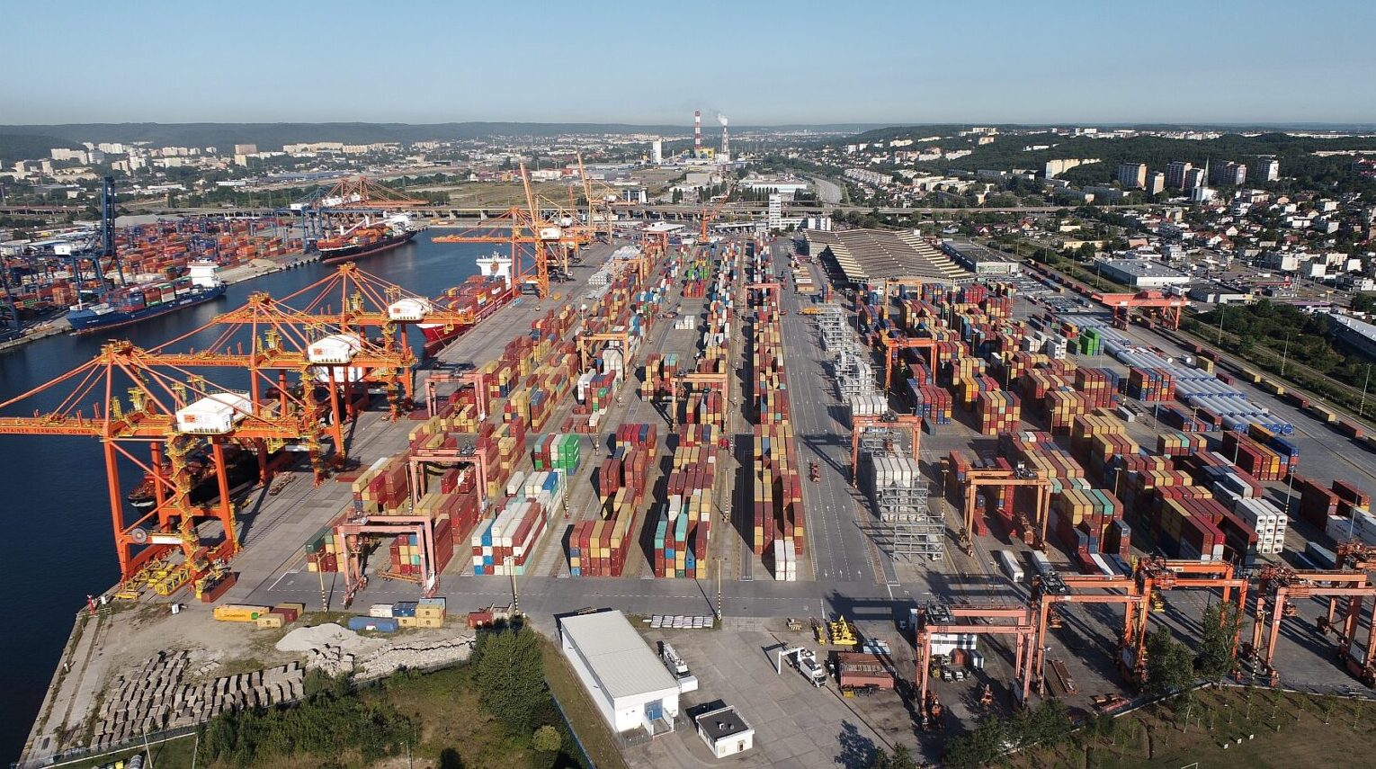 Rekordowa drobnica i nowy kierunek ro-ro. Port Gdynia z wynikami na półmetku 2025 roku