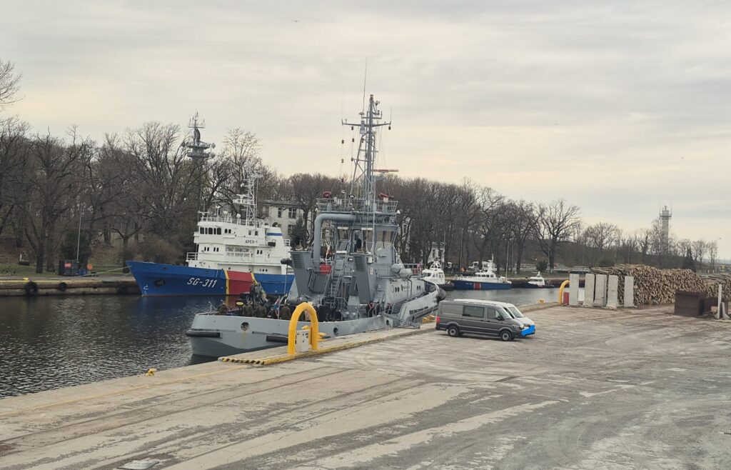 Wojskowy holownik „Przemko” w cywilnym porcie w Kołobrzegu