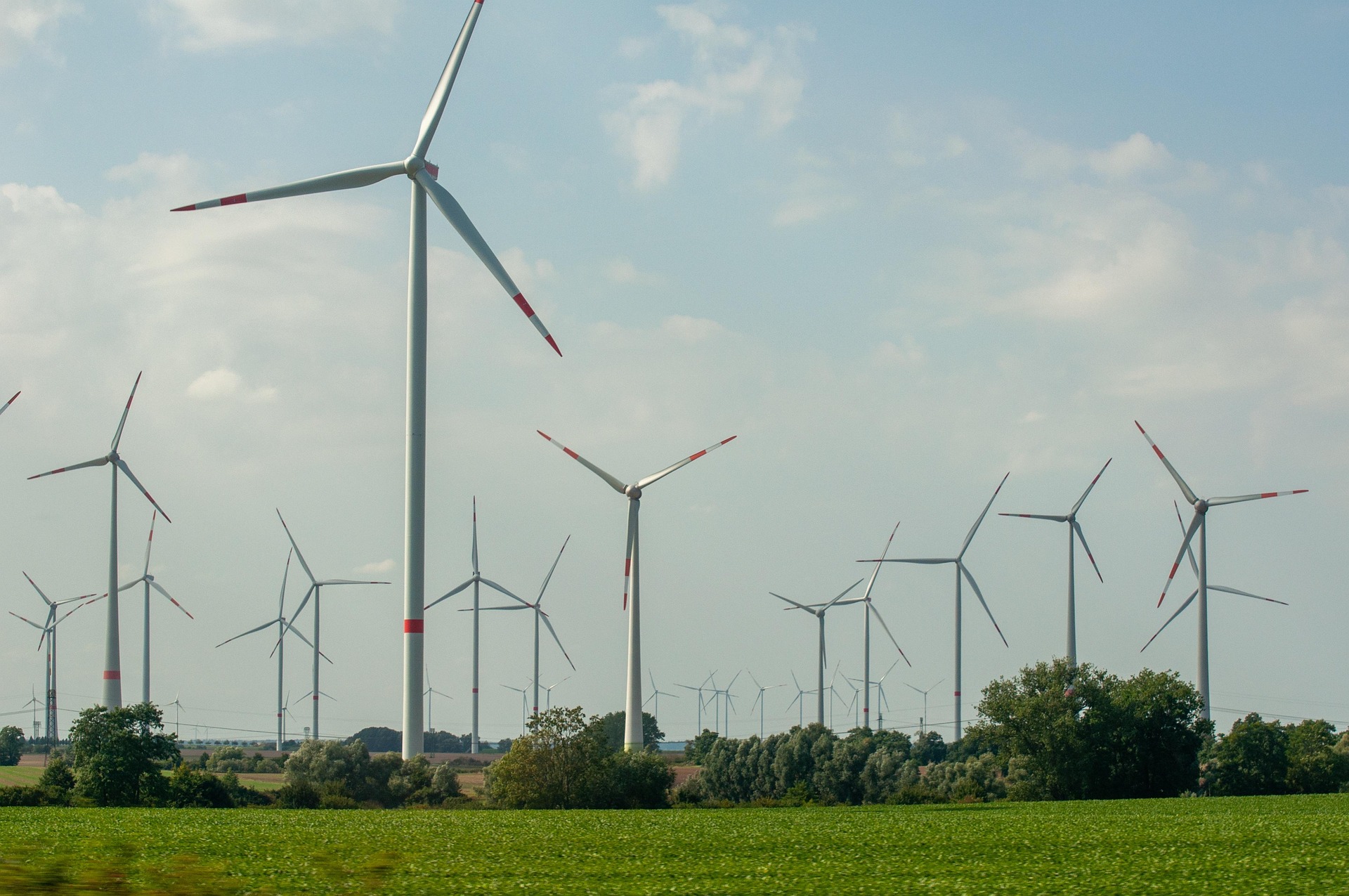 Energia wiatru rośnie szybciej niż kiedykolwiek. Czy jednak wciąż zbyt wolno?