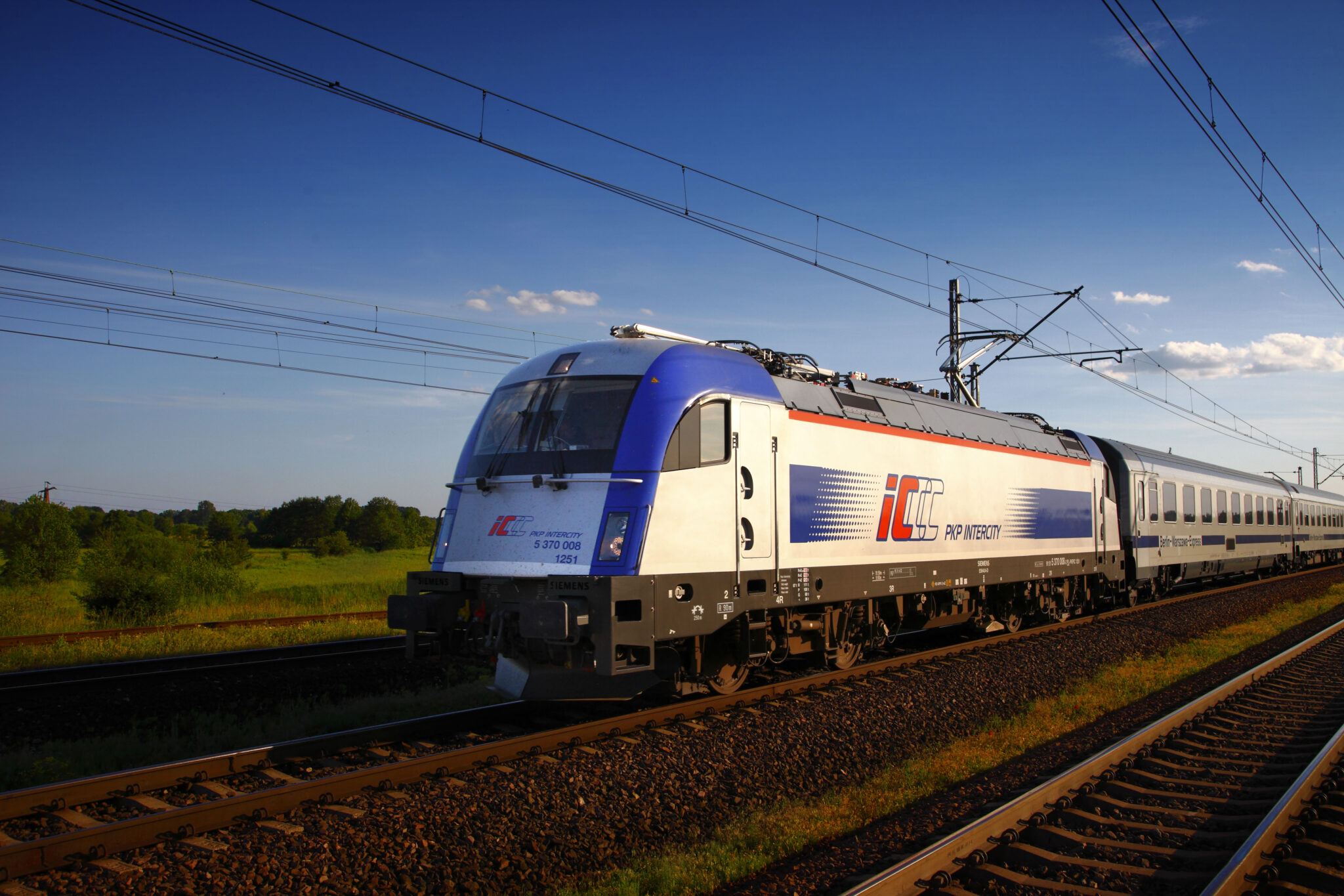Minister infrastruktury: w kwietniu PKPIntercity przewiozły ponad 7,6 mlnpasażerów